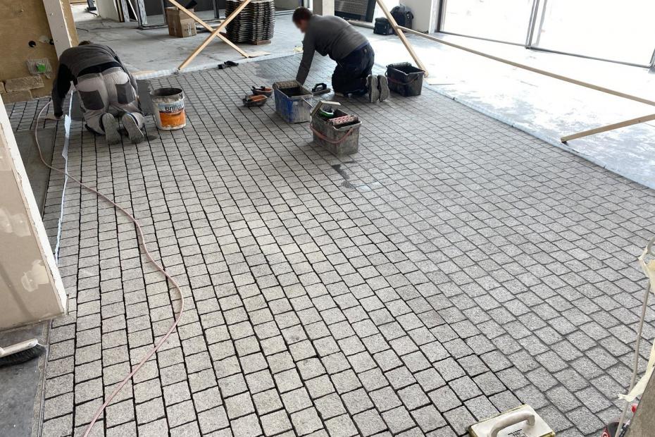 Die Verlegung des Kleinpflasters im Format 8,5 x 8,5 cm erfolgte je nach gewünschter Erhärtungsgeschwindigkeit des Verlegemörtels mit einem normalerhärtenden bzw. schnell-erhärtenden Flexkleber.