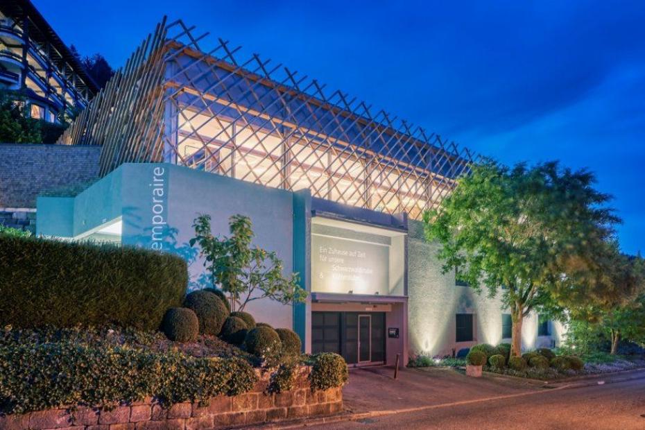 In nur knapp 4 Monaten wurden die Restaurants auf Zeit unter dem Namen „temporaire“ auf das Flachdach des vorhandenen Parkhauses als stützenfreies 7 Meter hohes Fertigbaumodul aufgebaut. Die Küchen sind in sieben Überseecontainern installiert worden. Foto: ARP Architektenpartnerschaft