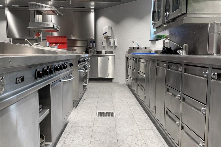 Großküchen wie die in Baiersbronn zählen zu den Bereichen mit den höchsten Anforderungen, wenn es um das fachgerechte Abdichten und Verfliesen von Wänden und Böden geht.
