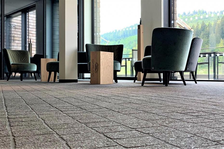 Die Verlegung des Kleinpflasters im Format 8,5 x 8,5 cm erfolgte je nach gewünschter Erhärtungsgeschwindigkeit des Verlegemörtels mit einem normalerhärtenden bzw. schnell-erhärtenden Flexkleber.