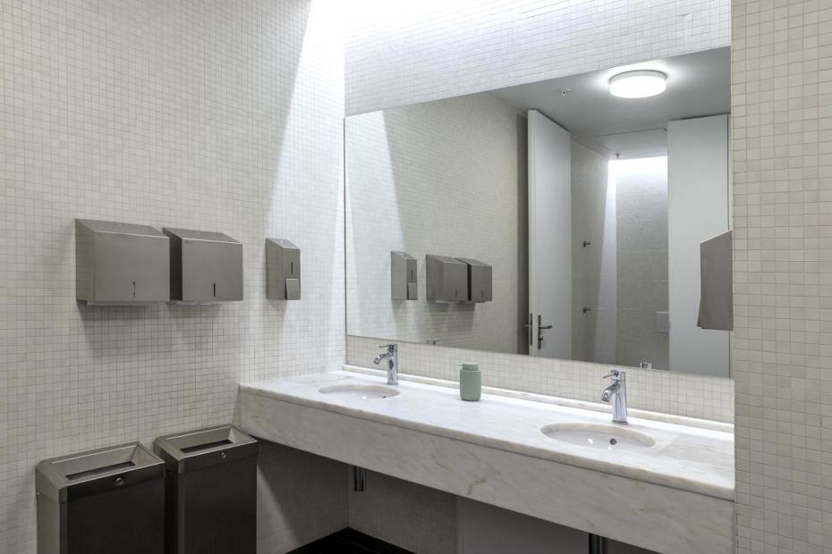 Der Boden ist mit Krensheimer Muschelkalk ausgelegt, die Wände sind mit vertikal geschnittenem Schiefer und dunklen Eichenpaneelen verkleidet, die Toilettenwände sind aus Marmor. 