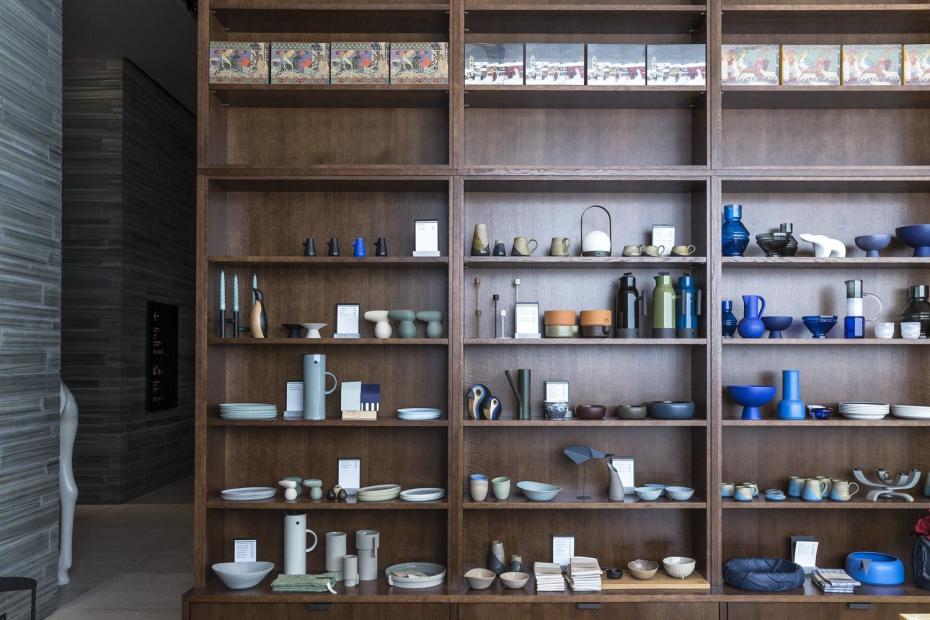 Der deutsche Architekt Klaus Schuwerk, der das Museum mit seinem Büro kleihues + schuwerk geplant hat, bezeichnete die Ausstellung als einen "Flohmarkt"
